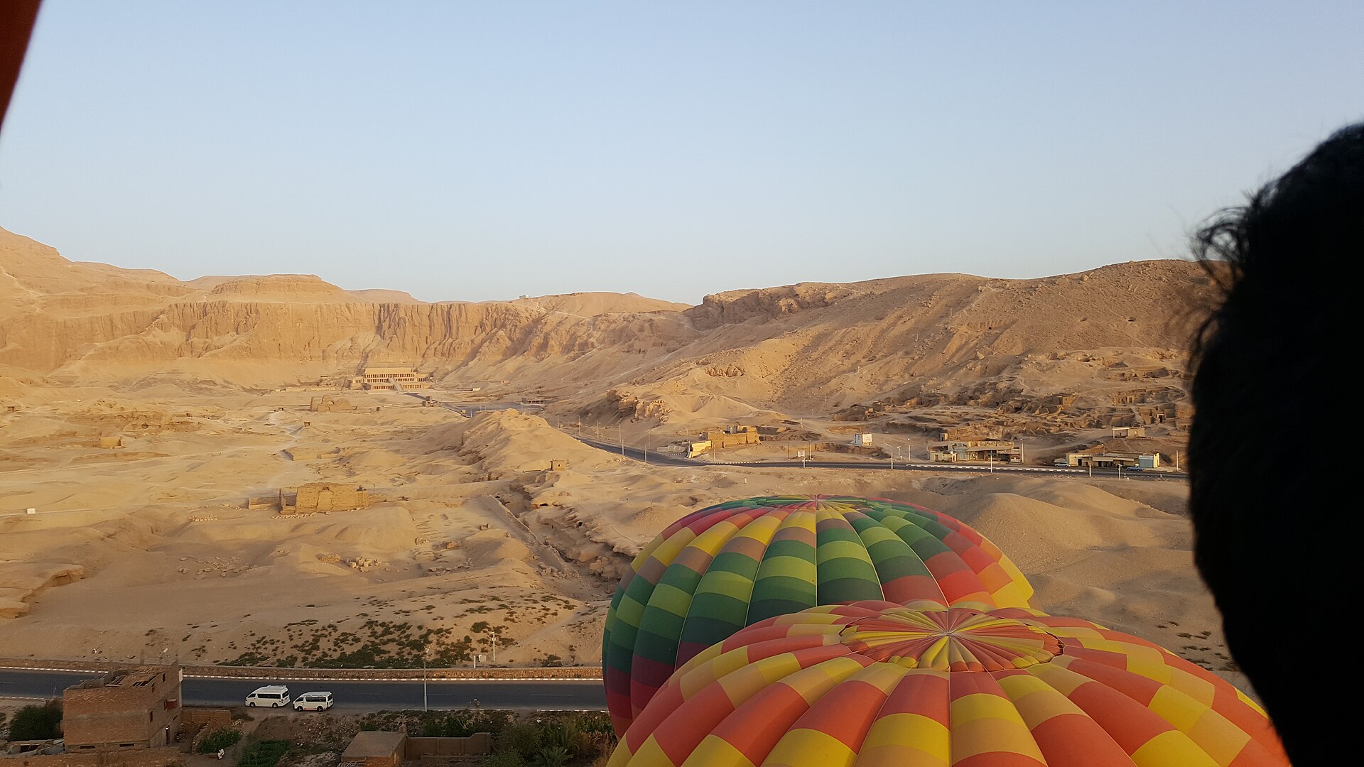 Globos aerostáticos sobre las colinas desérticas y los campos de la ribera occidental de Luxor