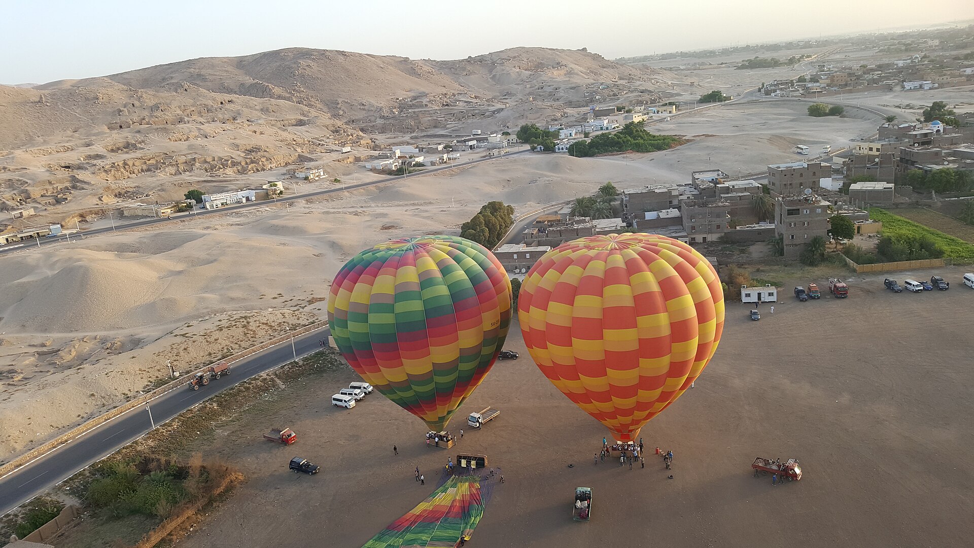 Dos globos aerostáticos de colores vistos desde el aire cerca de Luxor