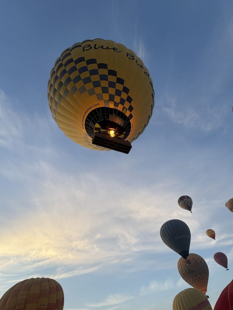 Globo aerostático pasando por encima en el cielo matutino cerca de Luxor